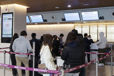 [포토뉴스] 시작된 설 연휴, 하늘길도 붐빈다