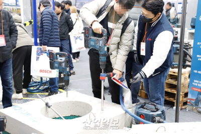 [포토뉴스]‘분진 제거 솔루션’ 체험하는 참관객들