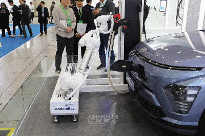 로봇이 대신 꽂아주는 충전 건, “눈길가네”