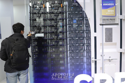 컨테이너 열어보니 배터리가 ‘가득’