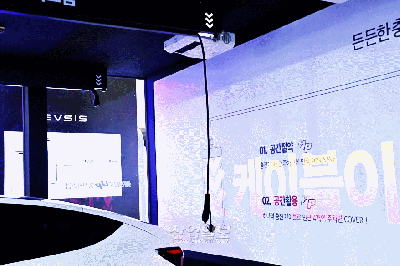 통신회사가 선보인 전자동 ‘천장형’ 충전케이블