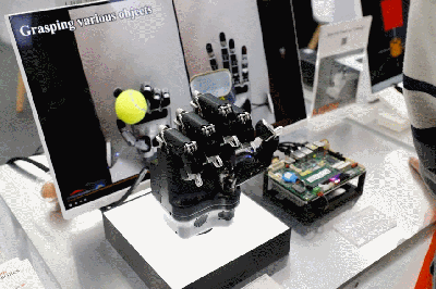 [스마트공장·자동화산업전] 참관객 향해 ‘브이’모션 취하는 로봇핸드