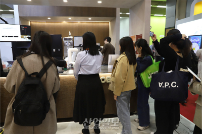 [스마트공장·자동화산업전] “로봇이 내려주는 커피 맛 어떨까” 로봇까페 앞 줄선 참관객들