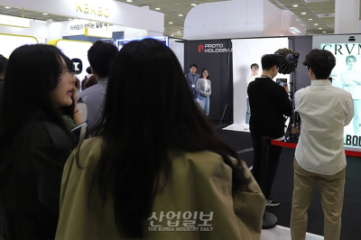 [포토뉴스] 카메라 앞에 서니 얼굴이 캐릭터로… “신기하네”