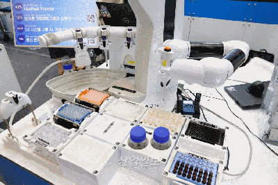 [국제의약품·바이오산업전] ‘알아서’ 액체 시료 준비하는 피펫팅 자동 로봇