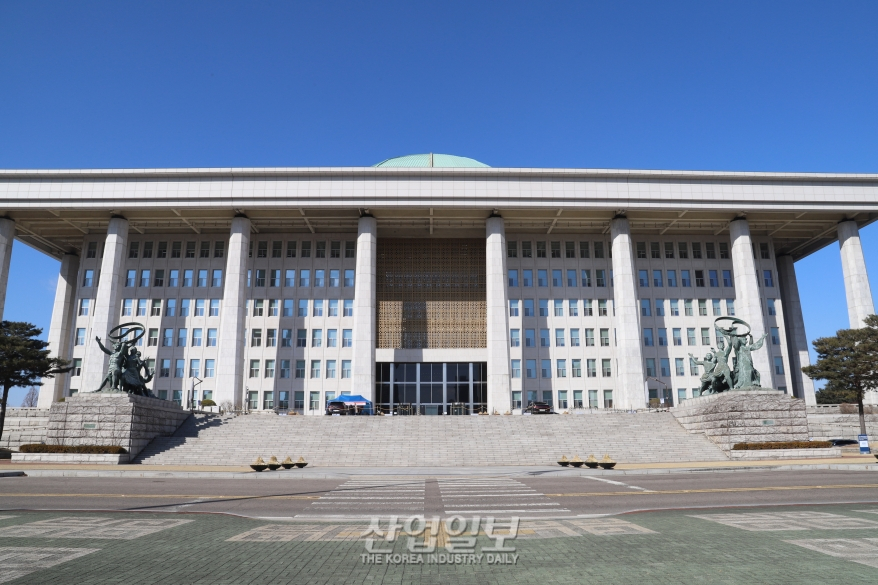 [기자수첩]21대 국회, 정쟁에 산업 경쟁력 ‘뒷전’…다음은 다를까