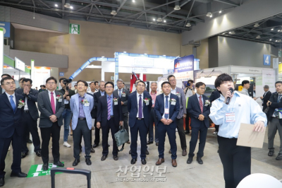 [포토뉴스]‘2024 세계 태양에너지 엑스포’, 탄소중립 혁신기술 살피는 내빈들