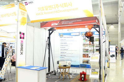 [한국국제기계박람회][포토뉴스] 기호알엔디, 비철제품 이동에 편리성 더한 ‘진공흡착기’ 소개