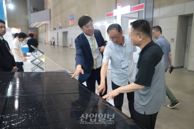 [포토뉴스]프레임 없는 태양광 모듈…“먼지 청소 부담↓”