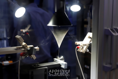 [포토뉴스]나노 소재 모아 한 가닥 실로…“기능성 나노섬유 제작”