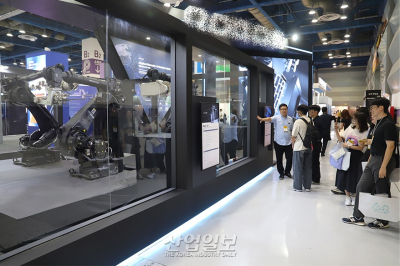 [포토뉴스] 농식품 박람회에 등장한 거대 로봇팔, ‘시선 집중’