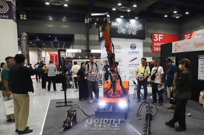 [포토뉴스] 참관객 시선 사로잡은 ‘굴삭기형 건설로봇’