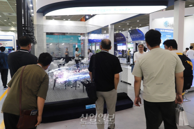 [포토뉴스] 유리 난간·외벽, 필름 붙여 디스플레이로 ‘변신’