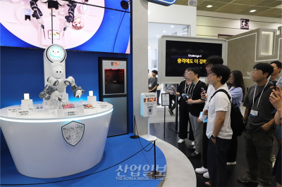 [포토뉴스] 로봇 쇼호스트가 소개하는 삼성의 플렉서블 디스플레이 내구도는?