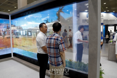 [포토뉴스]유리에 회로 새겨 투명 전광판 제작