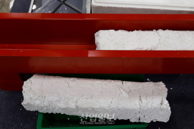 [포토뉴스]스티로폼 압축해 재활용 자원으로
