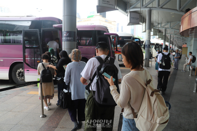 [포토뉴스]귀성 행렬 시작한 고속버스터미널, ‘북적’