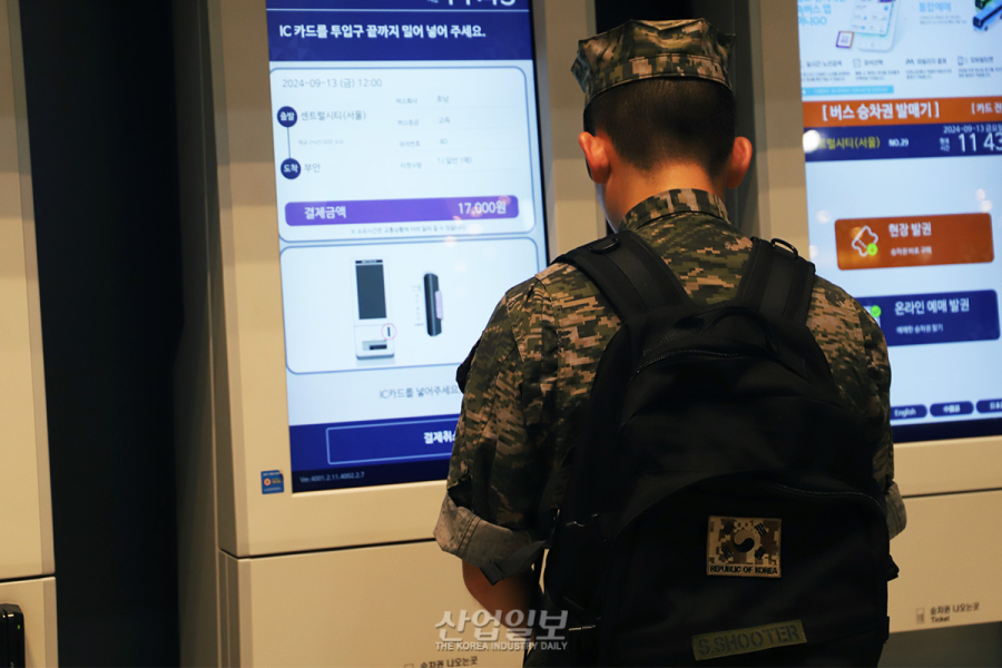 [포토뉴스]귀성 행렬 시작한 고속버스터미널, ‘북적’