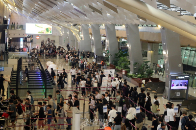 [포토뉴스]본격적으로 시작된 추석 연휴…하늘길도 북적