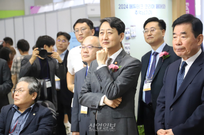[포토뉴스] 산업부 안덕근 장관, '에듀테크의 미래' 둘러봐