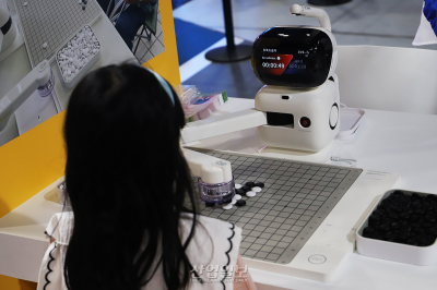 [포토뉴스] ‘스마트라이프위크’에서 로봇과 바둑 대결 펼쳐져