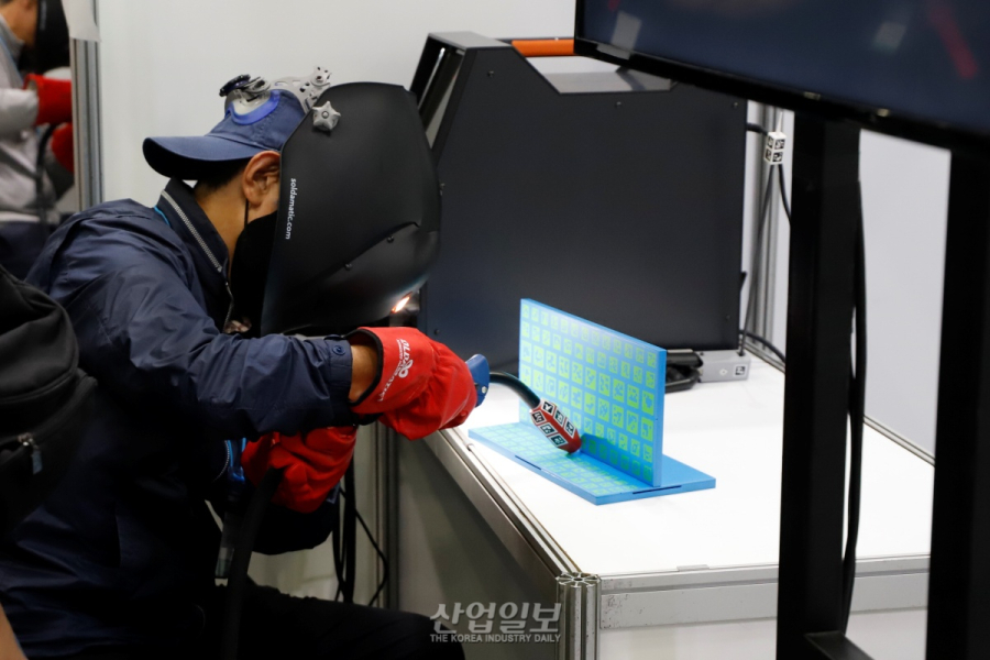 일반인도 학생도 가상 용접 삼매경…'AR 용접기능 경기대회'