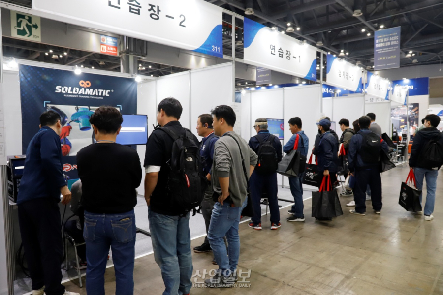 일반인도 학생도 가상 용접 삼매경…'AR 용접기능 경기대회'