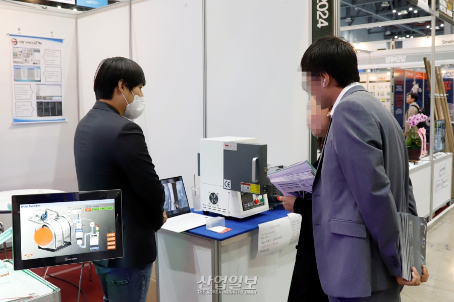 [포토뉴스]진공으로 산화 없이 금속 열처리…“금속 고유 색 유지”