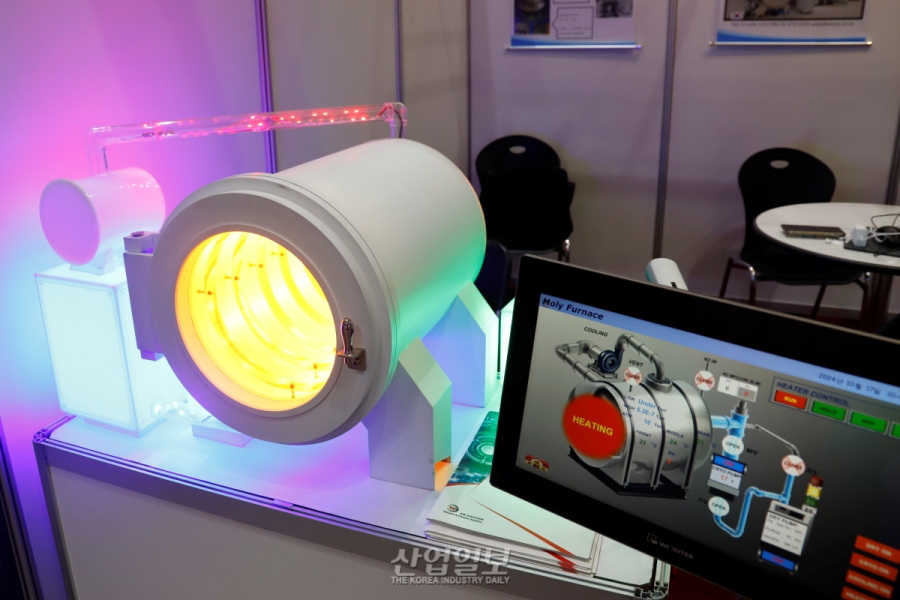 [포토뉴스]진공으로 산화 없이 금속 열처리…“금속 고유 색 유지”