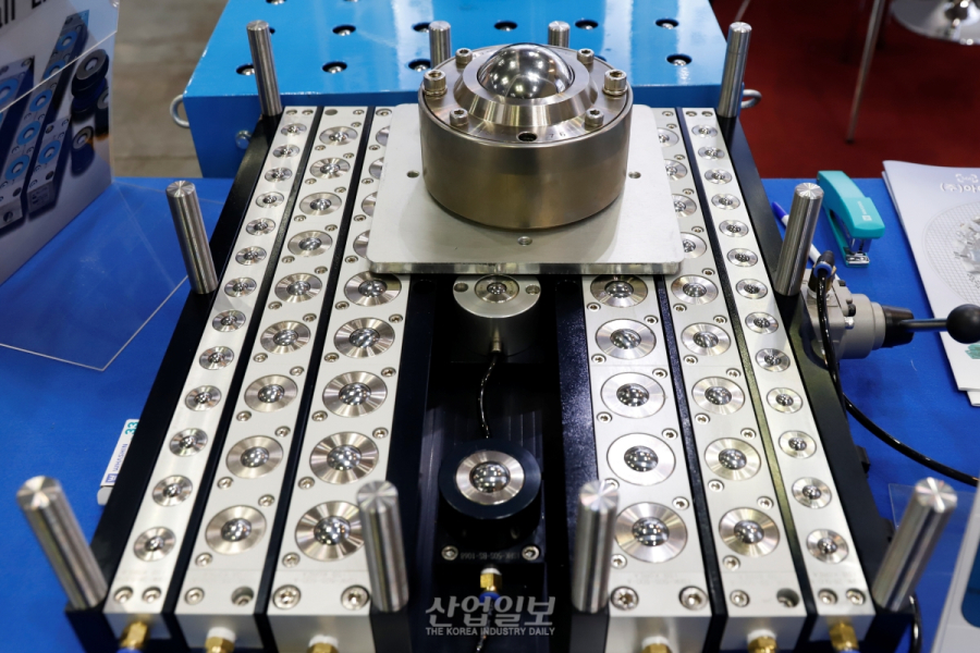 [포토뉴스]베어링으로 미끄러지듯 중량물 이송