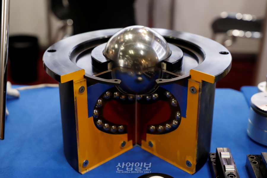 [포토뉴스]베어링으로 미끄러지듯 중량물 이송