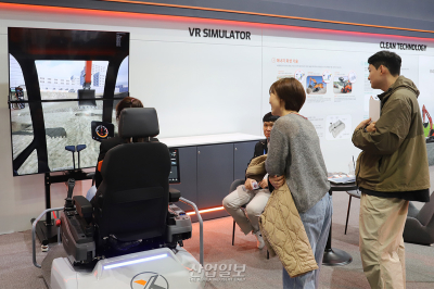 [포토뉴스] 굴착기 운용 훈련, ‘가상 시뮬레이션’으로 안전하게