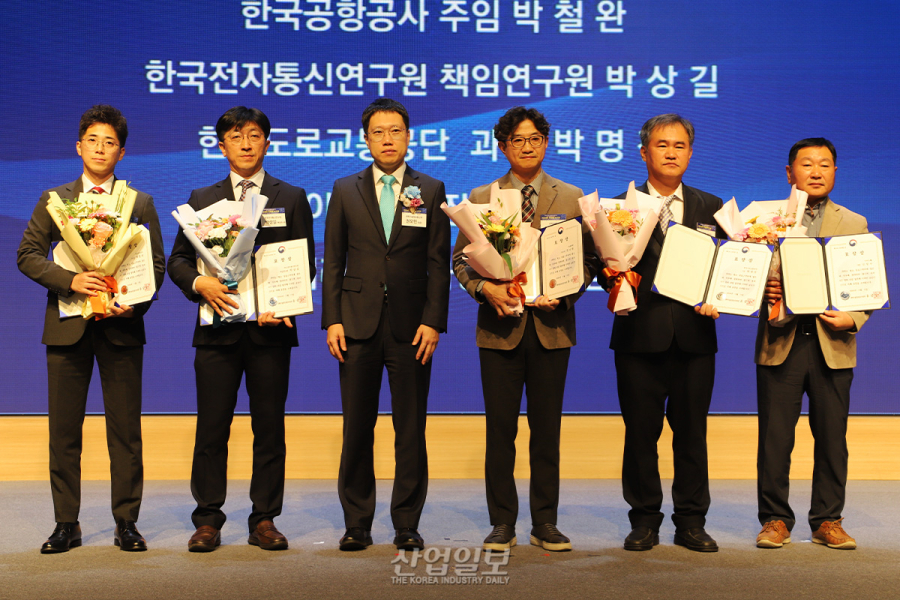 [포토뉴스] ICT 기기산업 성장 이끈 주역들, 장관 표창 수여