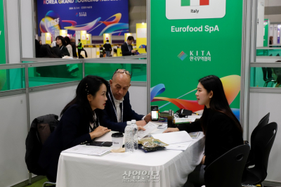 [포토뉴스]‘해외 바이어 잡아라!’…북적이는 ‘해외마케팅종합대전’