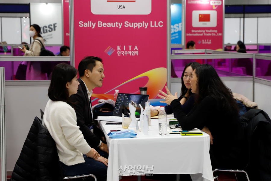 [포토뉴스]‘해외 바이어 잡아라!’…북적이는 ‘해외마케팅종합대전’