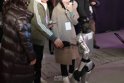 [포토뉴스] 휴머노이드 로봇이 건네는 악수