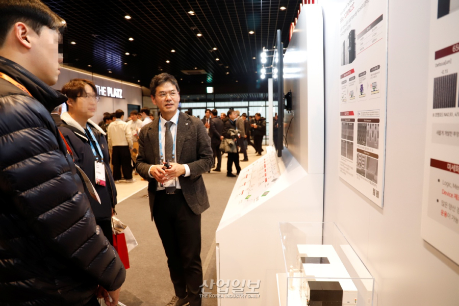 인쇄하듯 반도체 회로 찍는 ‘나노 임프린트 리소그래피’