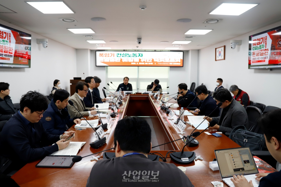 [포토뉴스]“물·그늘·휴식은 공허한 메아리”…건설 현장 폭염대책 촉구