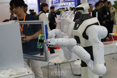 [AW 2025] 다관절 양팔 연성 로봇 ‘첫선’