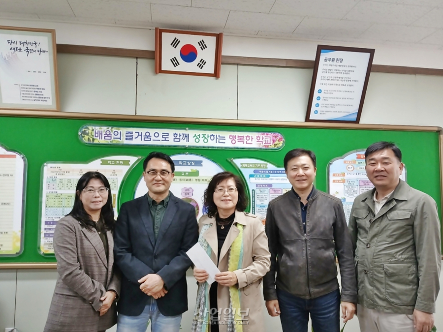 제주 동초등학교 33회 졸업생들, 모교에 장학후원금 전달