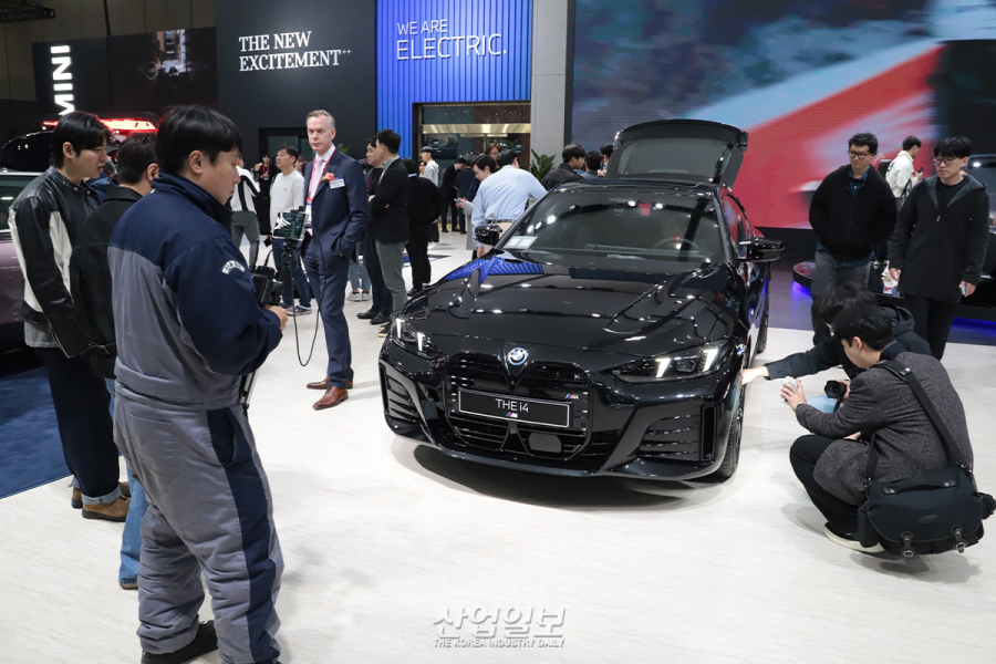 BMW 고성능 전기차에 참관객 ‘관심 집중’