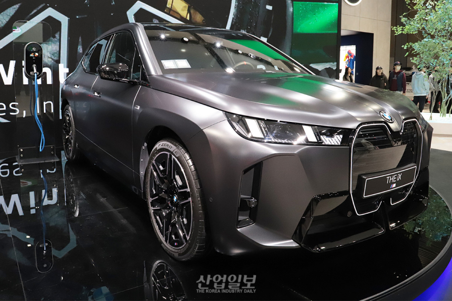 BMW 고성능 전기차에 참관객 ‘관심 집중’