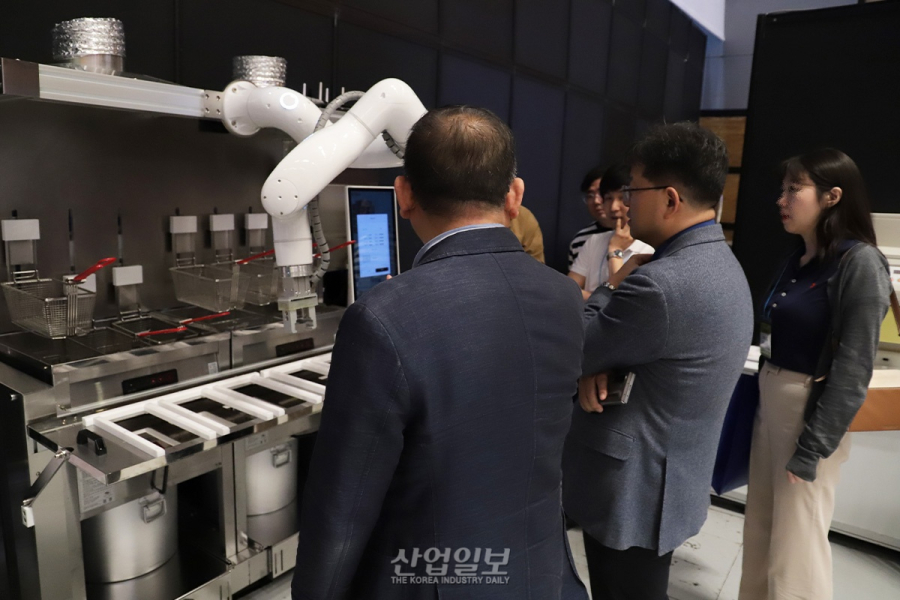 코보틱스, 6개 메뉴 동시 조리 가능한 튀김 협동로봇 시스템으로 급식 시장 공략