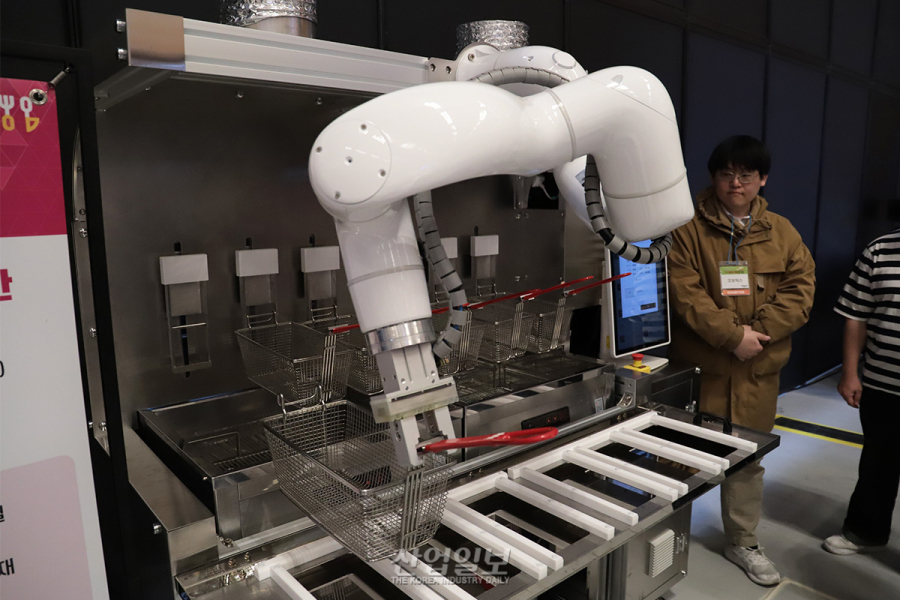 코보틱스, 6개 메뉴 동시 조리 가능한 튀김 협동로봇 시스템으로 급식 시장 공략