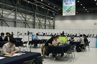 [포토뉴스] '2025 경기도 동반성장 페어' 구매상담회서 열띤 1:1 비즈니스 상담