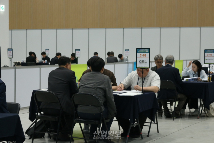 [포토뉴스] '2025 경기도 동반성장 페어' 구매상담회서 열띤 1:1 비즈니스 상담