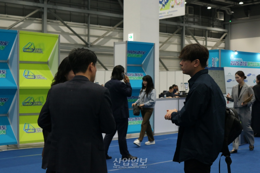 [포토뉴스] '2025 경기도 동반성장 페어' 구매상담회서 열띤 1:1 비즈니스 상담