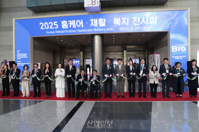 ‘2025 홈케어·재활·복지전시회’ 개막, 가정용 의료기기부터 AI 돌봄로봇까지