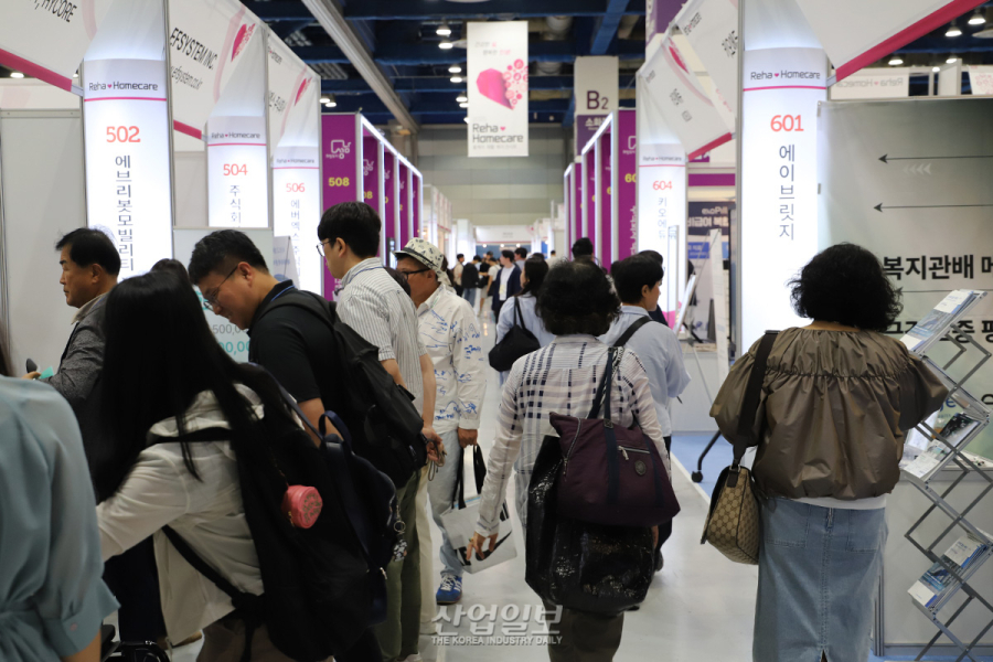‘2025 홈케어·재활·복지전시회’ 개막, 가정용 의료기기부터 AI 돌봄로봇까지