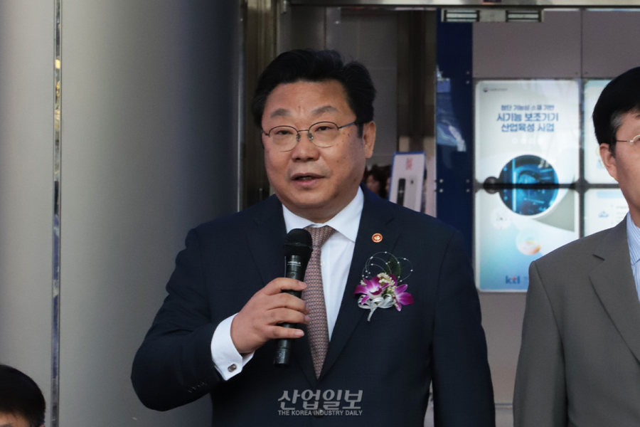 ‘2025 홈케어·재활·복지전시회’ 개막, 가정용 의료기기부터 AI 돌봄로봇까지